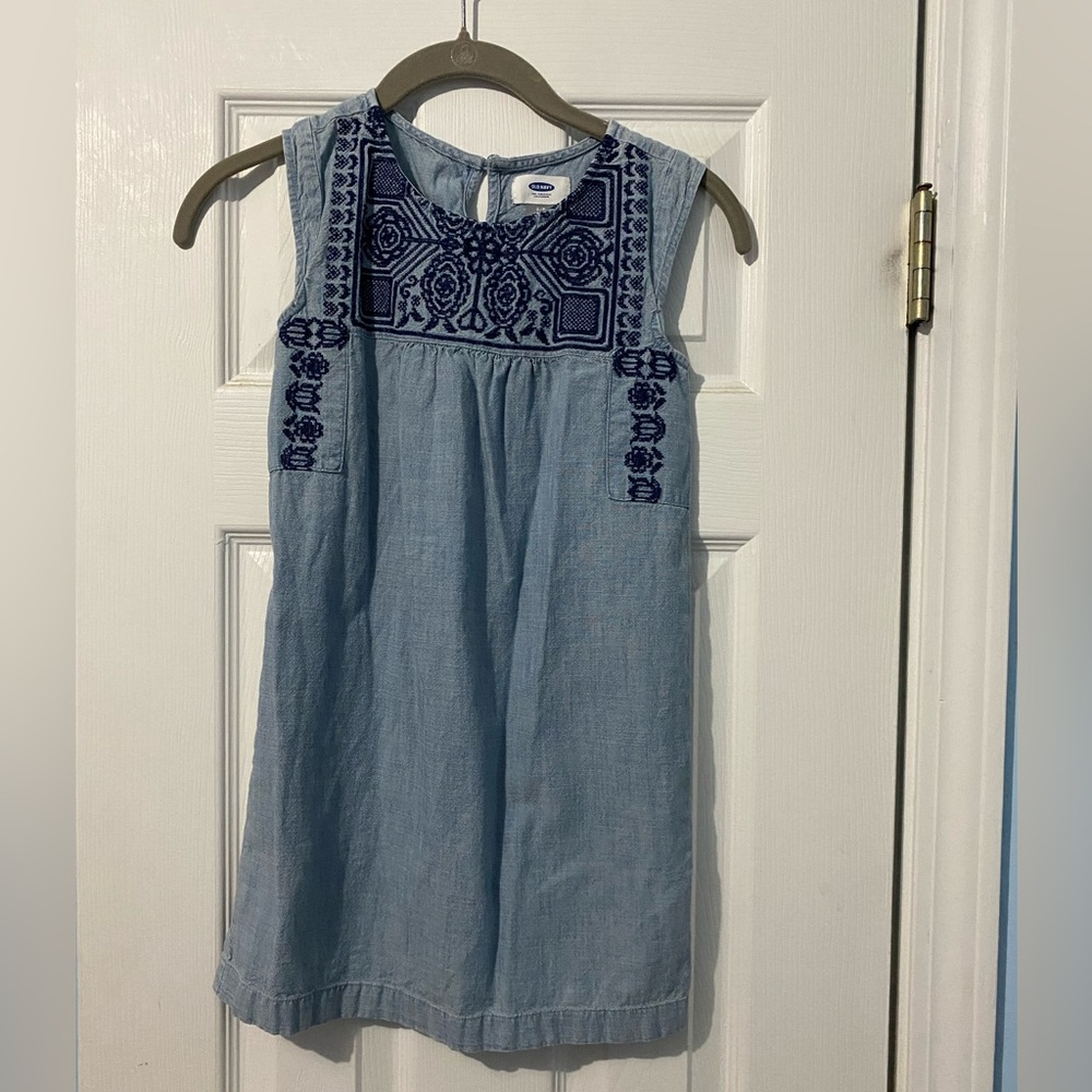 OLD NAVY girls embroidered denim dress size: small (6-7)